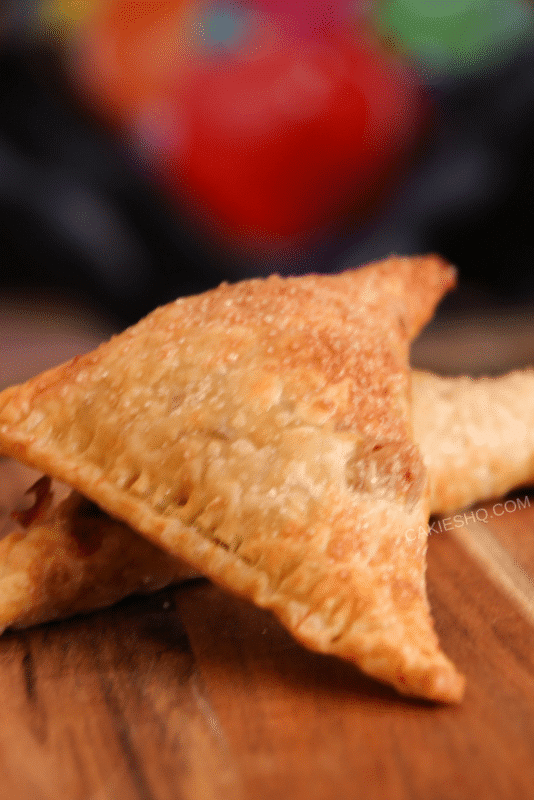 An easy apple turnovers recipe. Make these apple turnovers in advance and heat them up before serving or serve them cold.