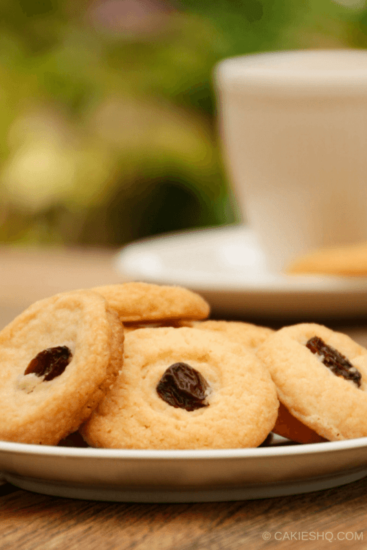 Surinamese butter cookies, or boterbiesjes are a delicious butter cookie topped with a currant or raisin. Surinamese butter cookies are super easy to make. #recipe