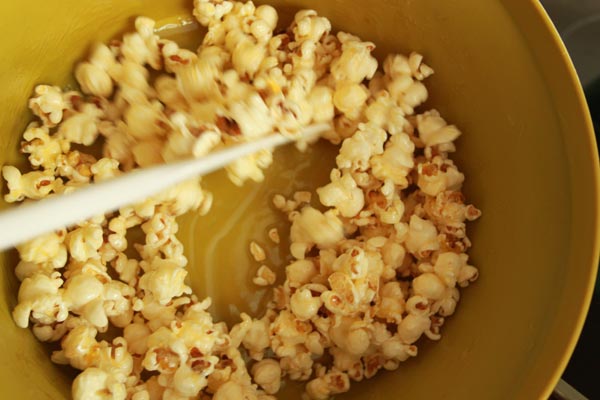 Sweet Honey Popcorn Recipe | This Sweet Honey Popcorn is easy to make and easy to keep eating! I love this honey popcorn recipe. Honey popcorn is tasty snack while watching movies. | http://www.cakieshq.com | Step 05