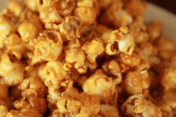 Sweet Honey Popcorn Recipe | This Sweet Honey Popcorn is easy to make and easy to keep eating! I love this honey popcorn recipe. Honey popcorn is tasty snack while watching movies. | http://www.cakieshq.com | Step 09