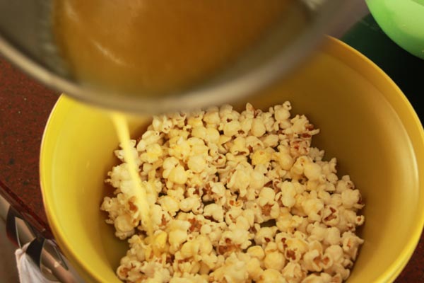 Zoete Honing Popcorn Recept | Deze Zoete Honing Popcorn is makkelijk om te maken en erg makkelijk om te blijven eten! Honing popcorn is een lekkere snack voor een avondje film kijken. | http://www.cakies.nl | Stap 04