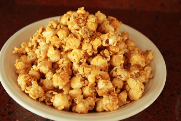 Zoete Honing Popcorn Recept | Deze Zoete Honing Popcorn is makkelijk om te maken en erg makkelijk om te blijven eten! Honing popcorn is een lekkere snack voor een avondje film kijken. | http://www.cakies.nl | Stap 08