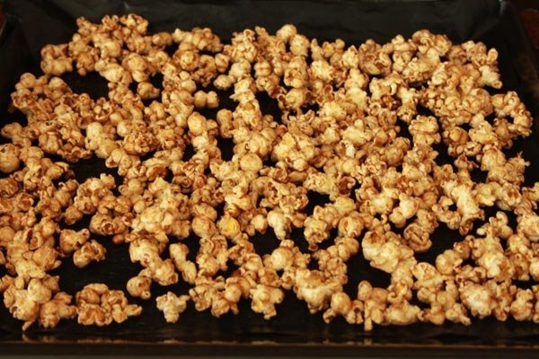 Verslavende Kaneel en Suiker Popcorn | Deze kaneel en suiker popcorn is zo lekker dat je niet zal kunnen stoppen met eten. Het is verslavend lekker! Een simpel en makkelijk recept. | http://www.cakies.nl | Stap 05