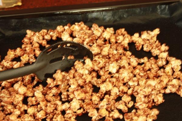 Verslavende Kaneel en Suiker Popcorn | Deze kaneel en suiker popcorn is zo lekker dat je niet zal kunnen stoppen met eten. Het is verslavend lekker! Een simpel en makkelijk recept. | http://www.cakies.nl | Stap 06