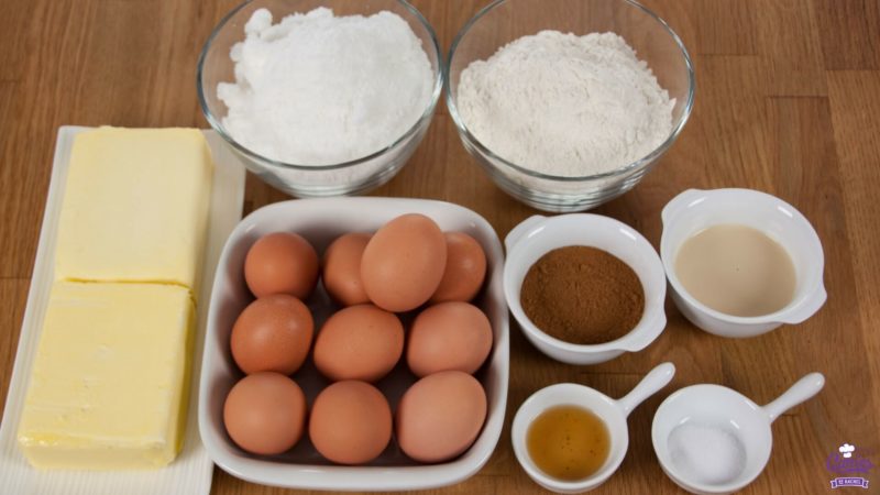 Spekkoek: Ingrediënten: boter, suiker, bloem, eieren, spekkoekkruiden, koffiemelk, vanille extract en zout.